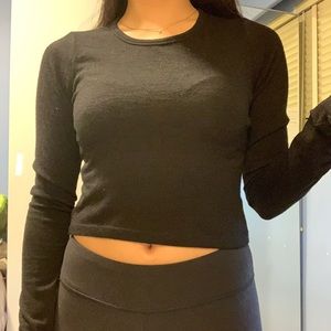 Black ARITZIA long sleeved crop shirt